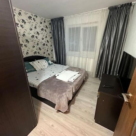 Apartament De Inchiriat 2 Camere ไกรโอวา ภายนอก รูปภาพ