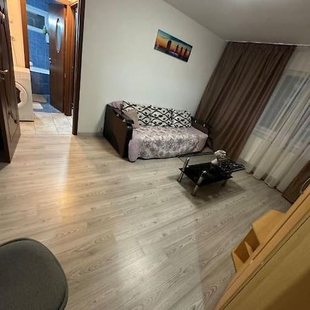 Apartament De Inchiriat 2 Camere ไกรโอวา ภายนอก รูปภาพ