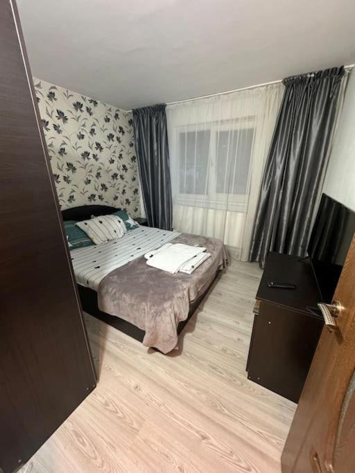 Apartament De Inchiriat 2 Camere ไกรโอวา ภายนอก รูปภาพ