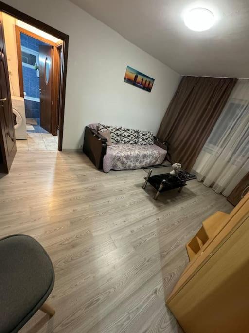 Apartament De Inchiriat 2 Camere ไกรโอวา ภายนอก รูปภาพ